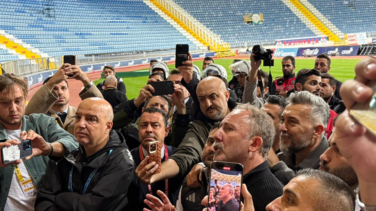 Sergen Yalçın, Kasımpaşa maçının ardından deplasman tribününe gitti