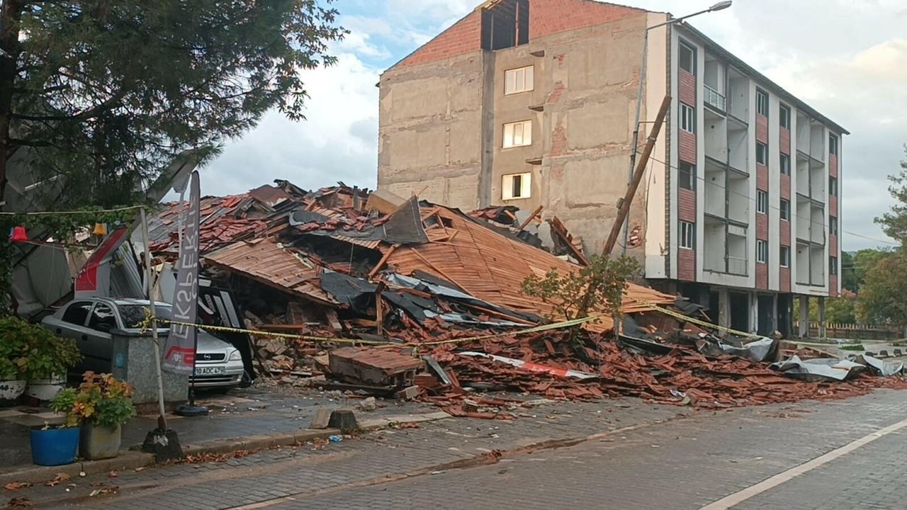 Sındırgı'da 6.1'lik depremde yıkılan ve hasar gören binalar havadan görüntülendi (2)