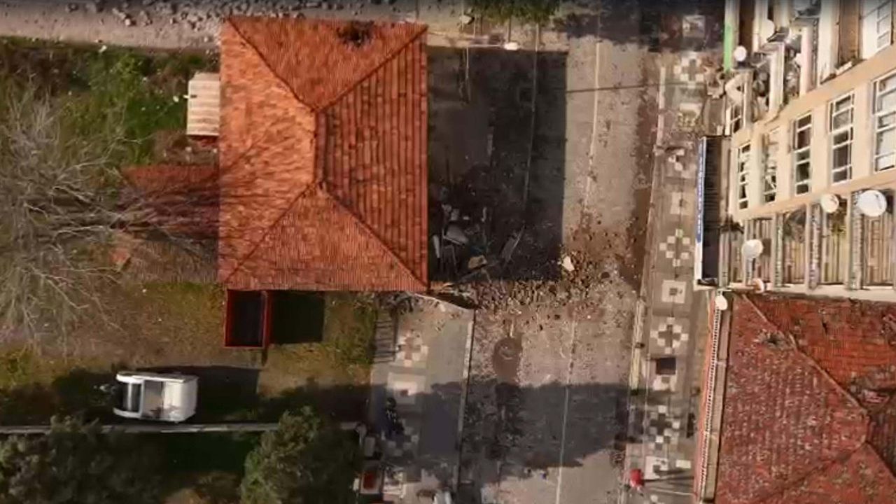 Sındırgı'da 6.1'lik depremde yıkılan ve hasar gören binalar havadan görüntülendi (5)