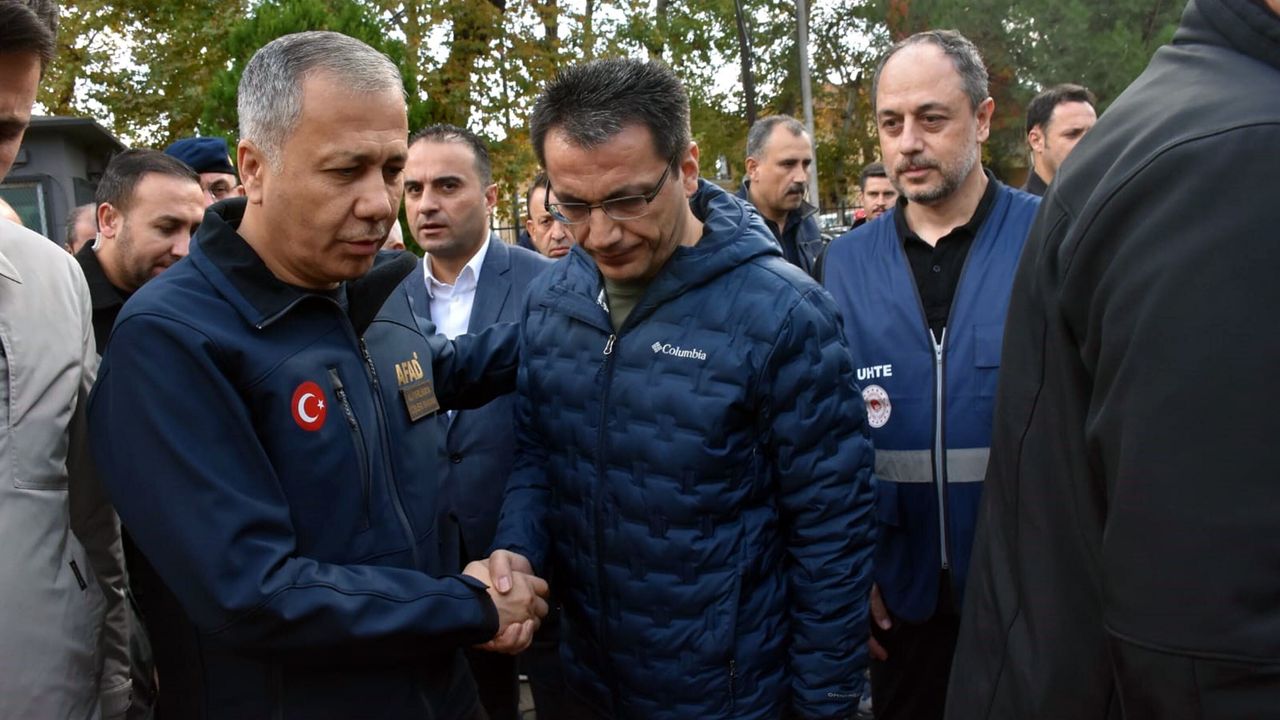 Sındırgı'da 6.1'lik depremde yıkılan ve hasar gören binalar havadan görüntülendi (6)