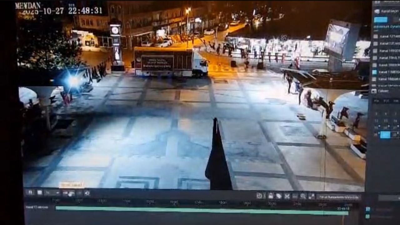 Sındırgı'da 6.1'lik depremde yıkılan ve hasar gören binalar havadan görüntülendi