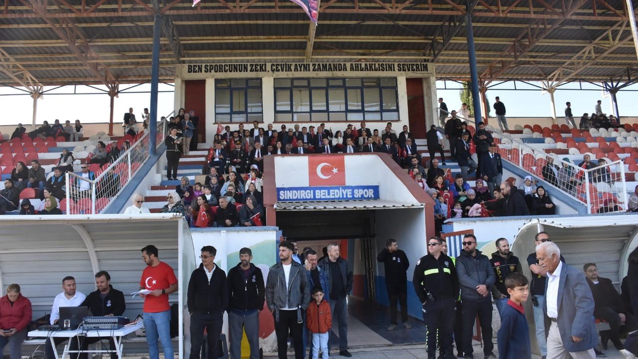 Sındırgı'da depremin ardından evlerine girmeye çekinenler, çadırlarda kalıyor (2)