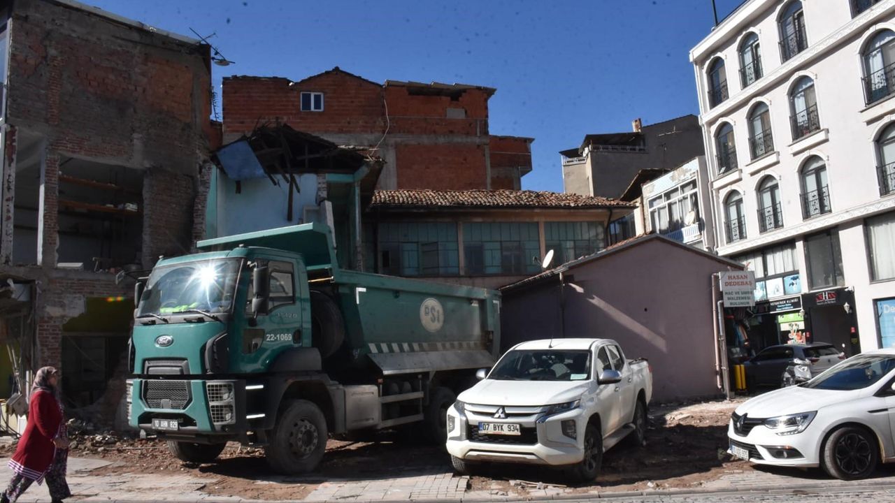 Sındırgı'da depremin ardından evlerine girmeye çekinenler, çadırlarda kalıyor (3)