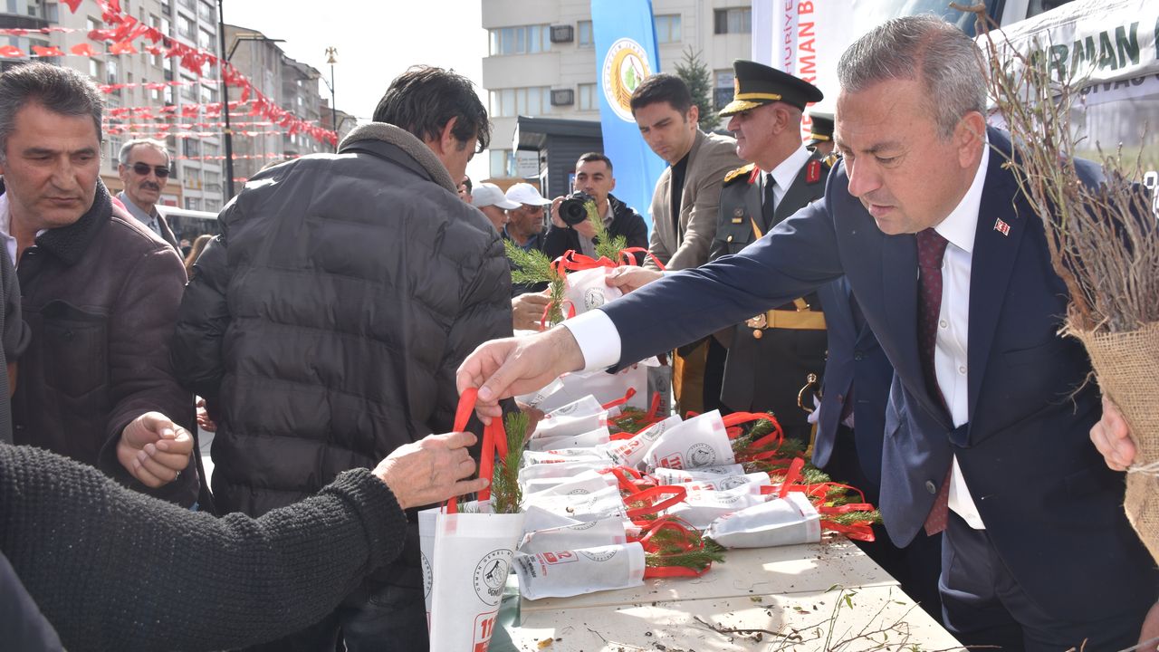 Sivas'ta Cumhuriyet'in ilanı, 21 pare top atışıyla kutlandı