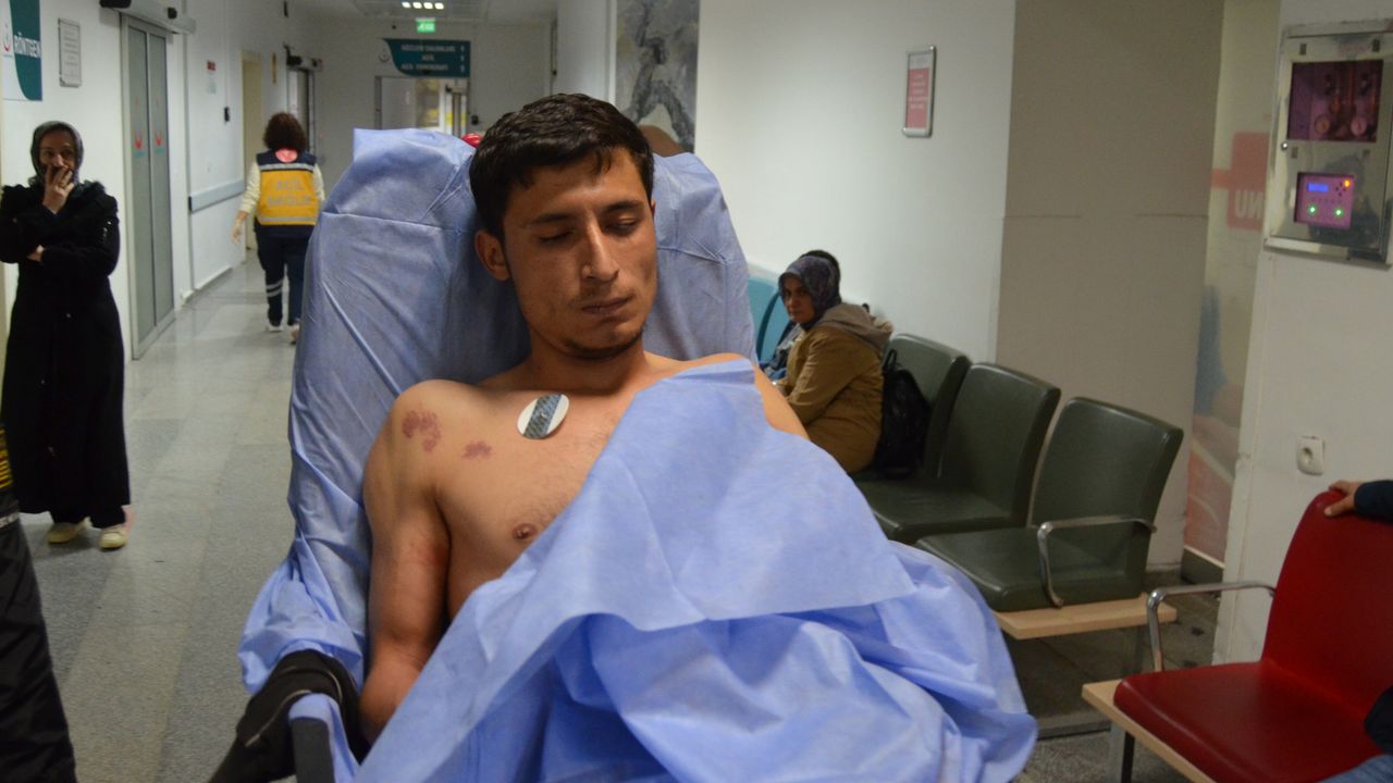 Sokakta tartıştığı kişiyi sırtından bıçakladı