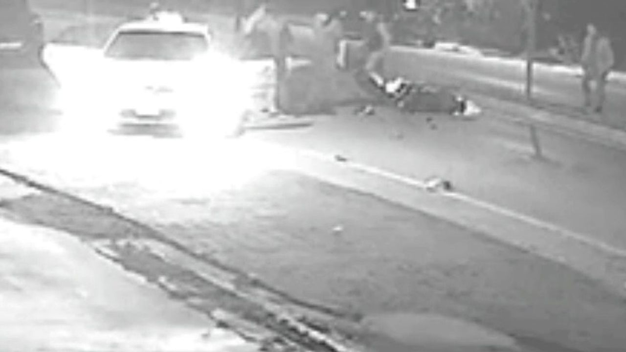 Taksinin motosiklete çarpıştığı kaza kamerada; 2 yaralı