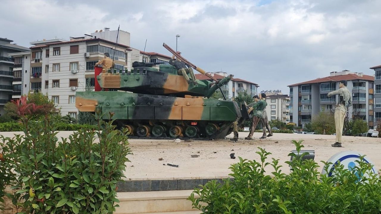 Tank anıtına çarpan otomobilden alev çıktı, o anlar kamerada