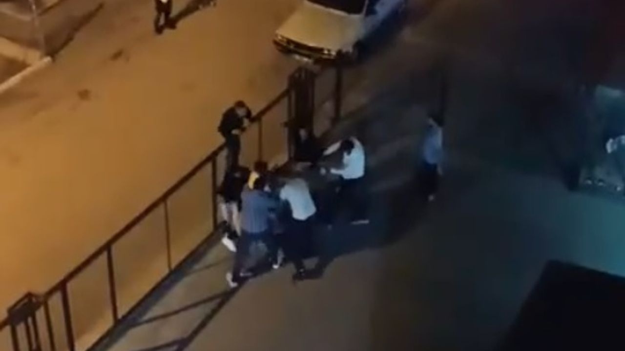 Tartıştıkları 2 kişiyle ayırmaya çalışanı dövdüler