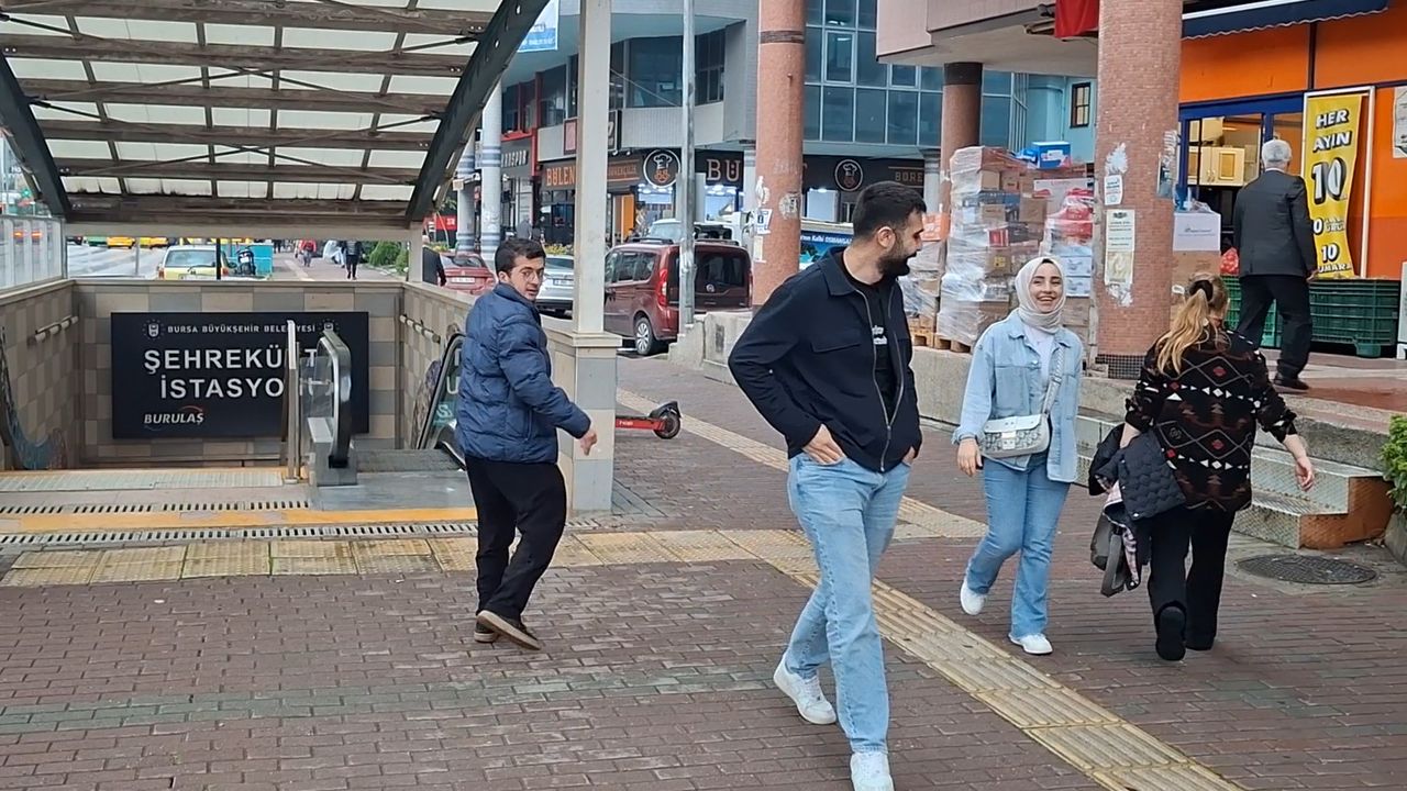 Tepki görünce geri dönüp yere attığı çöpleri topladı / Video eklendi