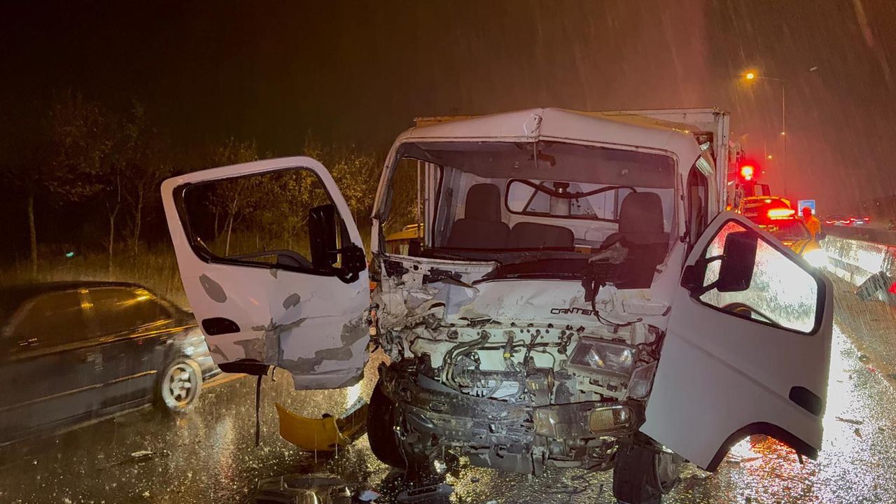 Ticari taksi iki kamyon arasında sıkıştı: 1 yaralı