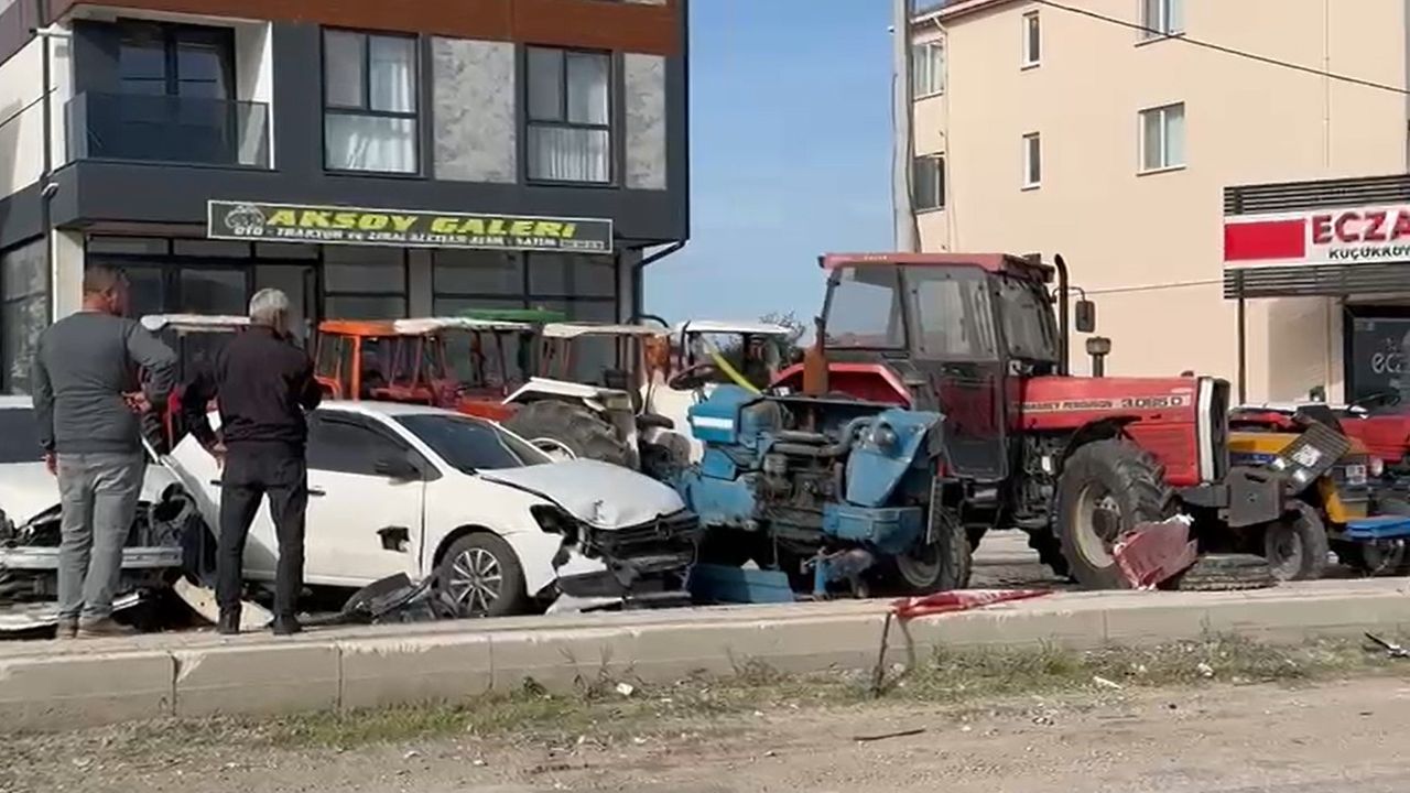 TIR, park halindeki 4 otomobil ile 4 traktöre çarptı; kaza kamerada