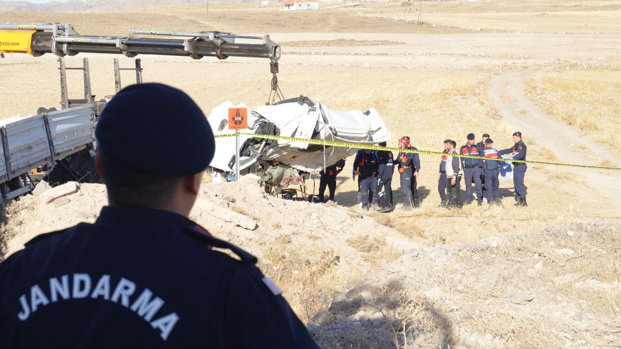 Toprak yığınına çarpan TIR'ın şoförü öldü