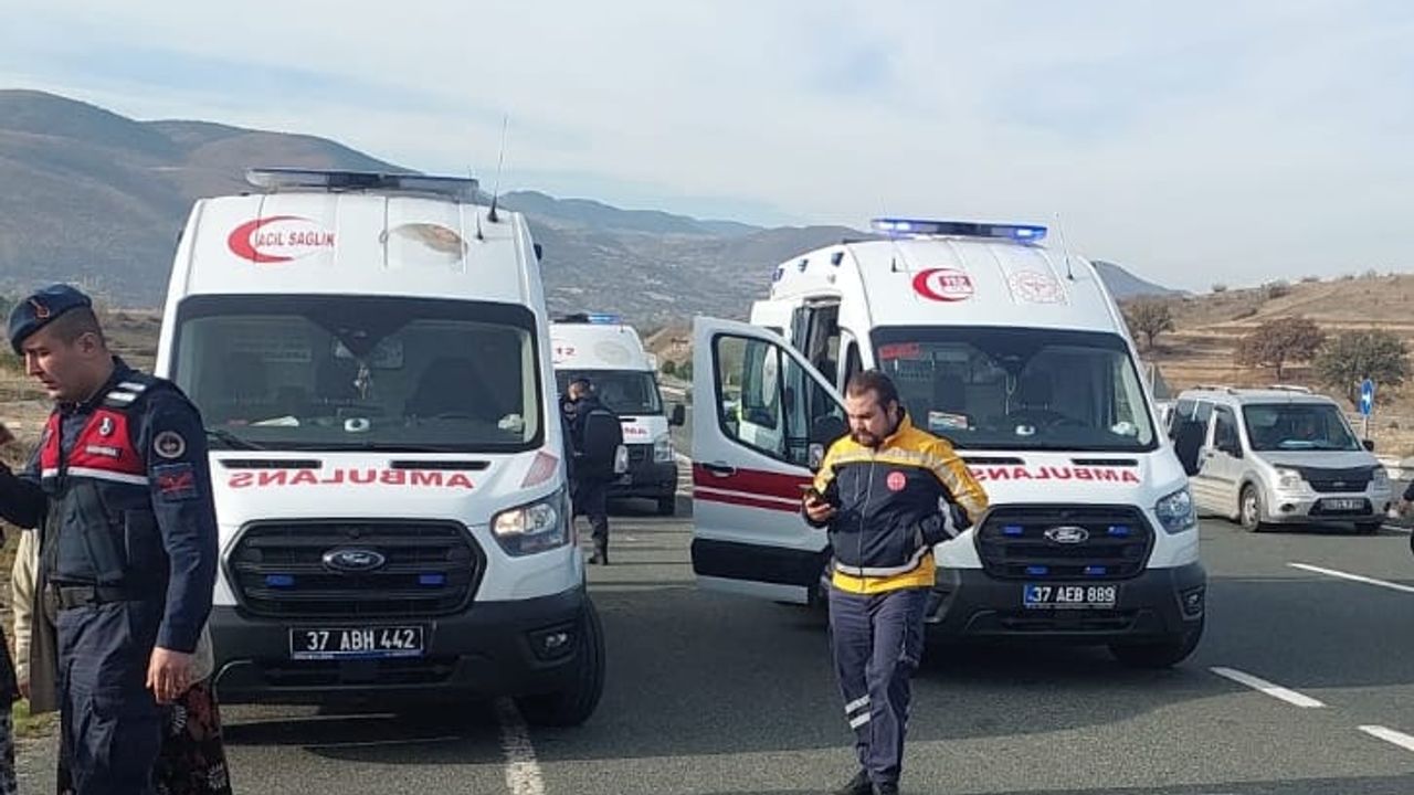 Traktöre çarpan otomobil devrildi: 5 yaralı