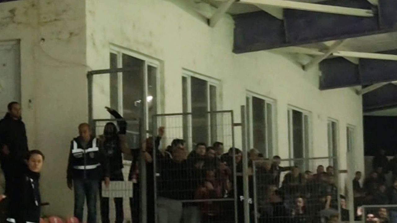 Tribündeki koltukları kırıp sahaya ve rakip taraftara attılar