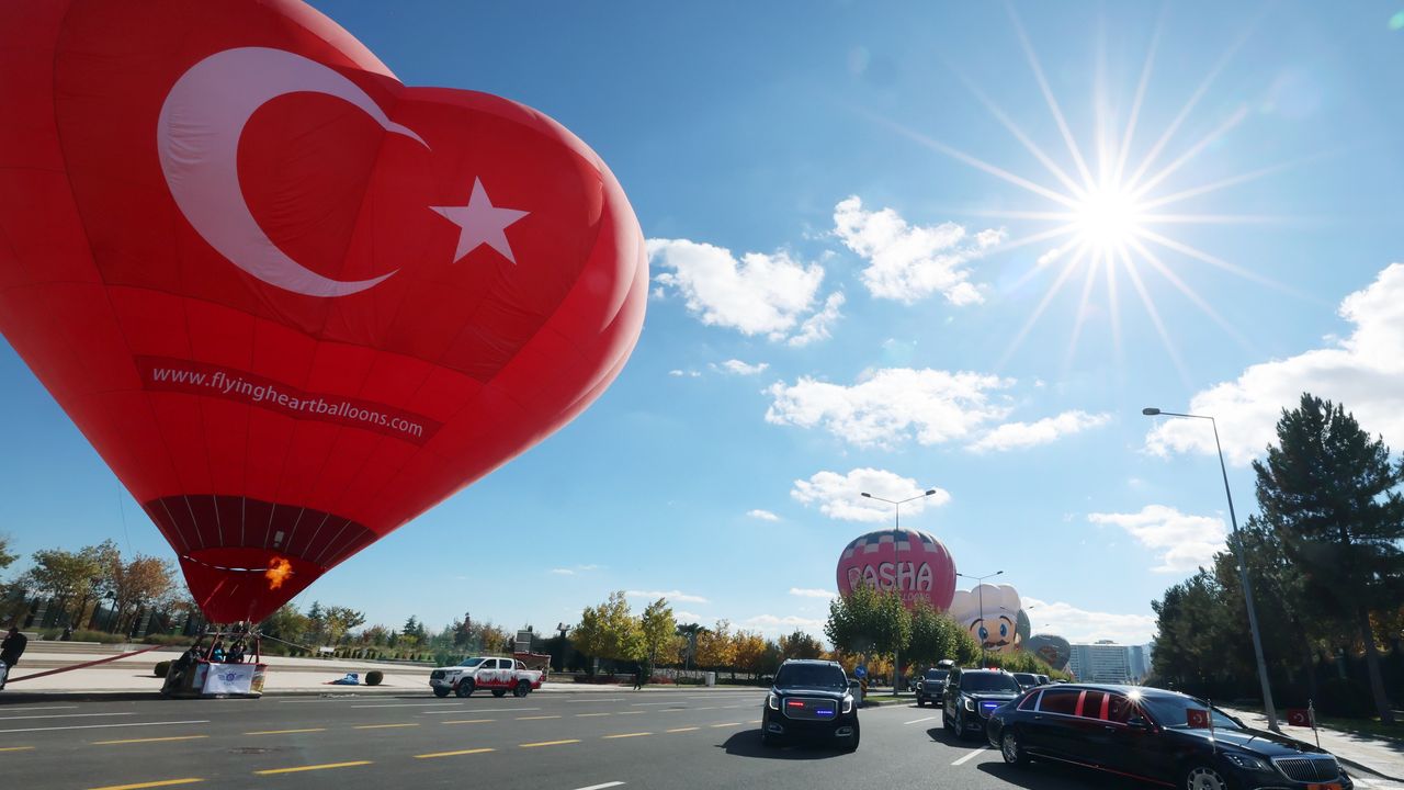 Türk bayraklı sıcak hava balonları, Ankara semalarını süsledi
