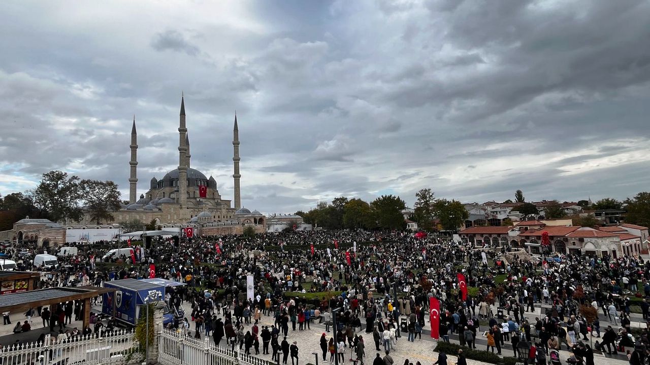 Türk Yıldızları'ndan Edirne'de gösteri uçuşu