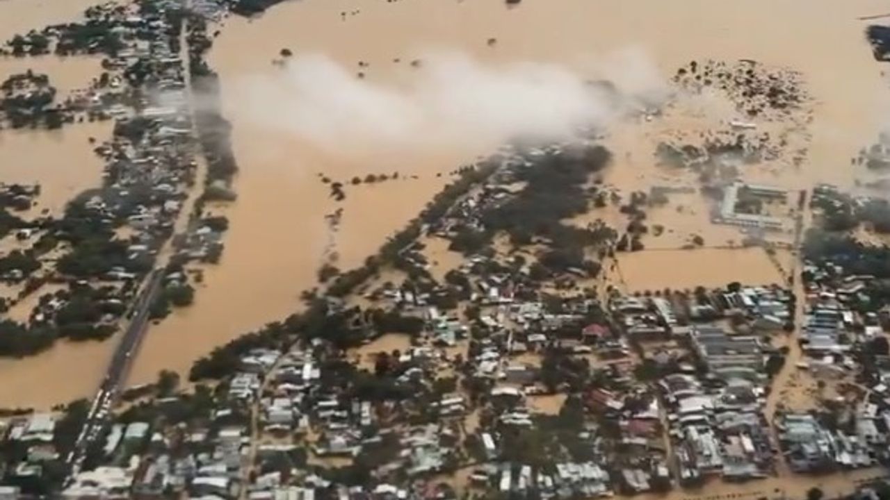 Vietnam'da sel nedeniyle hayatını kaybedenlerin sayısı 13'e yükseldi