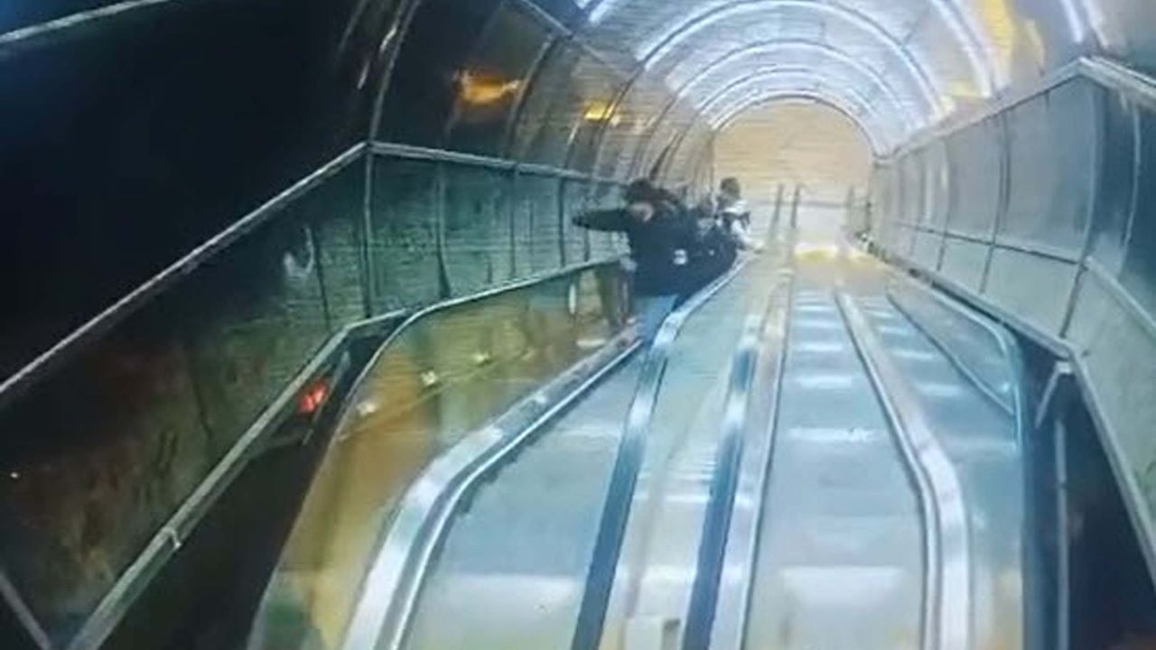 Yaya üst geçidinin korkuluklarına tekme ve yumruklu saldırı kamerada