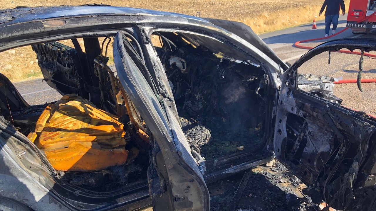 Yolda alev alan otomobil kullanılamaz hale geldi