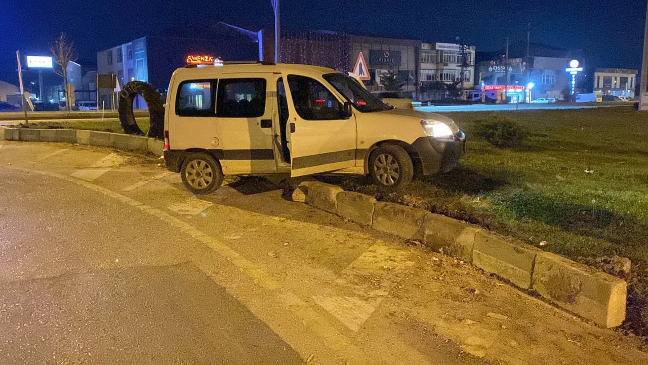 Direksiyonuna geçtiği hafif ticari araçla polisten kaçan çocuk, kaza yapınca yakalandı