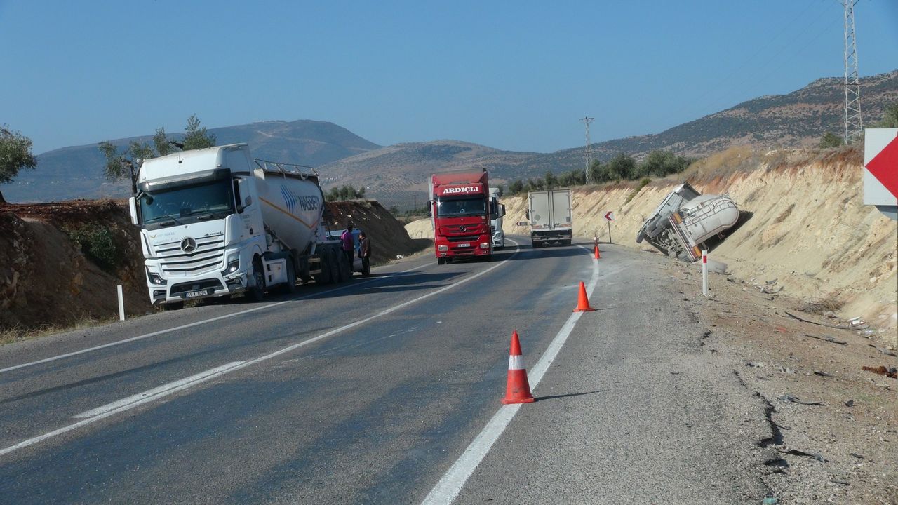 Kilis'te zincirleme kaza; beton mikseri devrildi