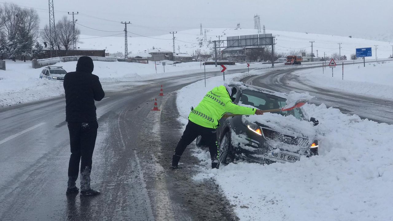 Bitlis'te kar nedeniyle 290 köy yolu ulaşıma kapandı (2)