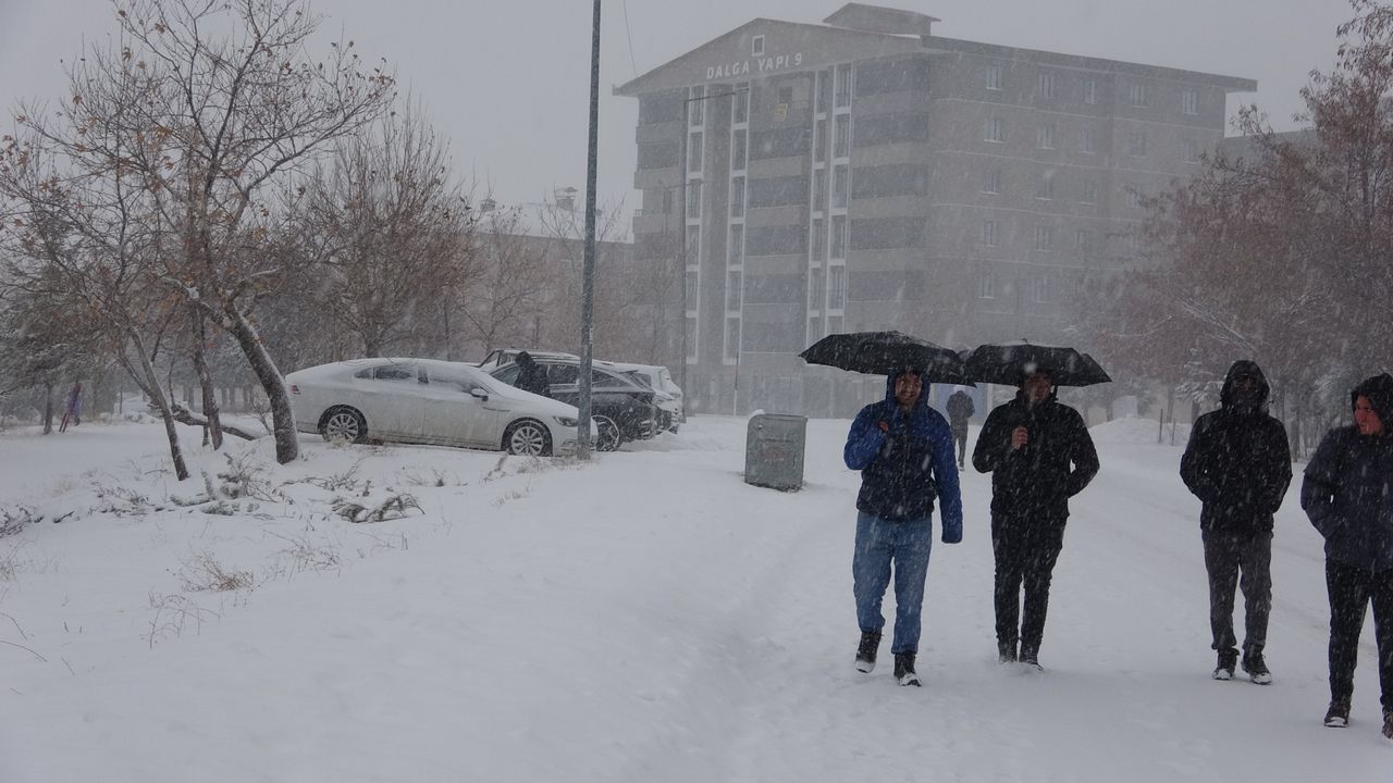 Bitlis'te kar yağışı; 180 köy yolu ulaşıma kapandı