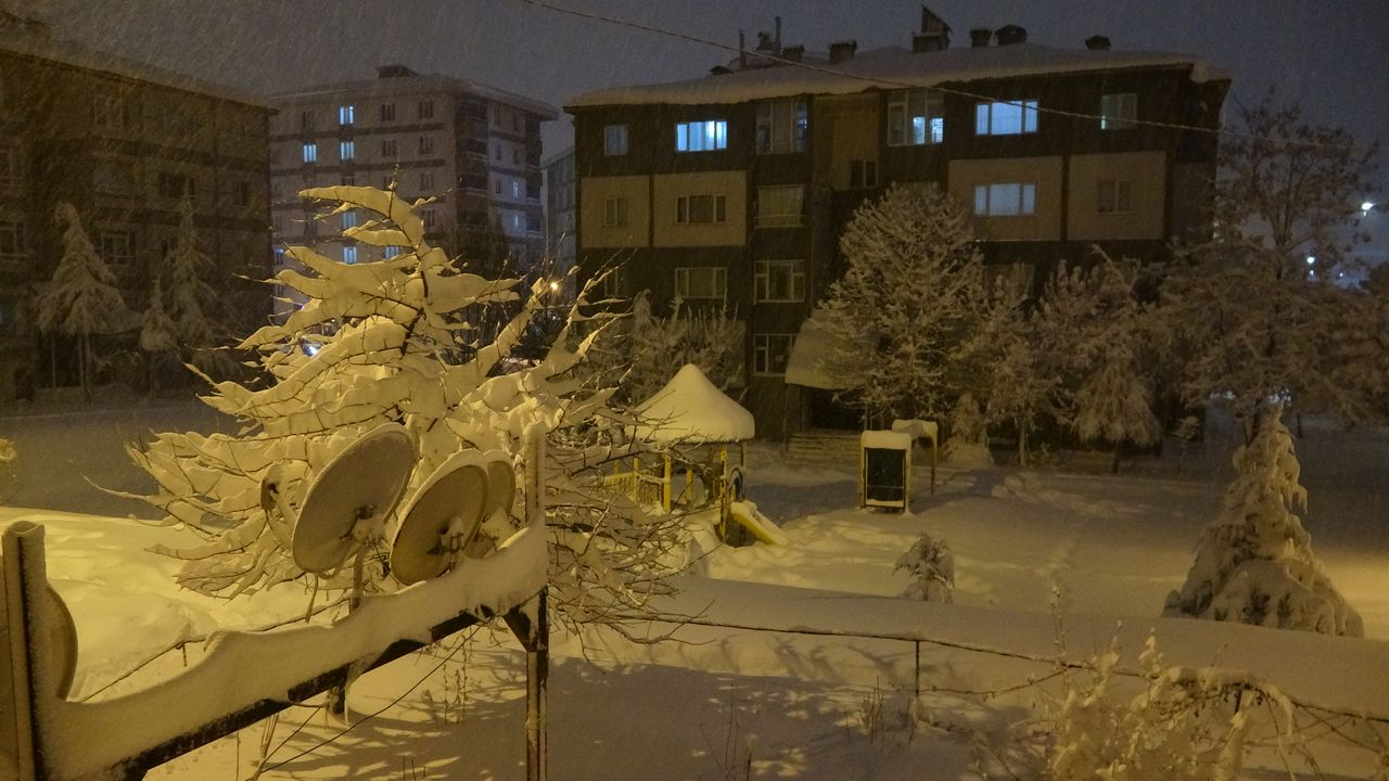 Bitlis'te yoğun kar yağışı nedeniyle bazı yollar ağır vasıta trafiğine kapatıldı