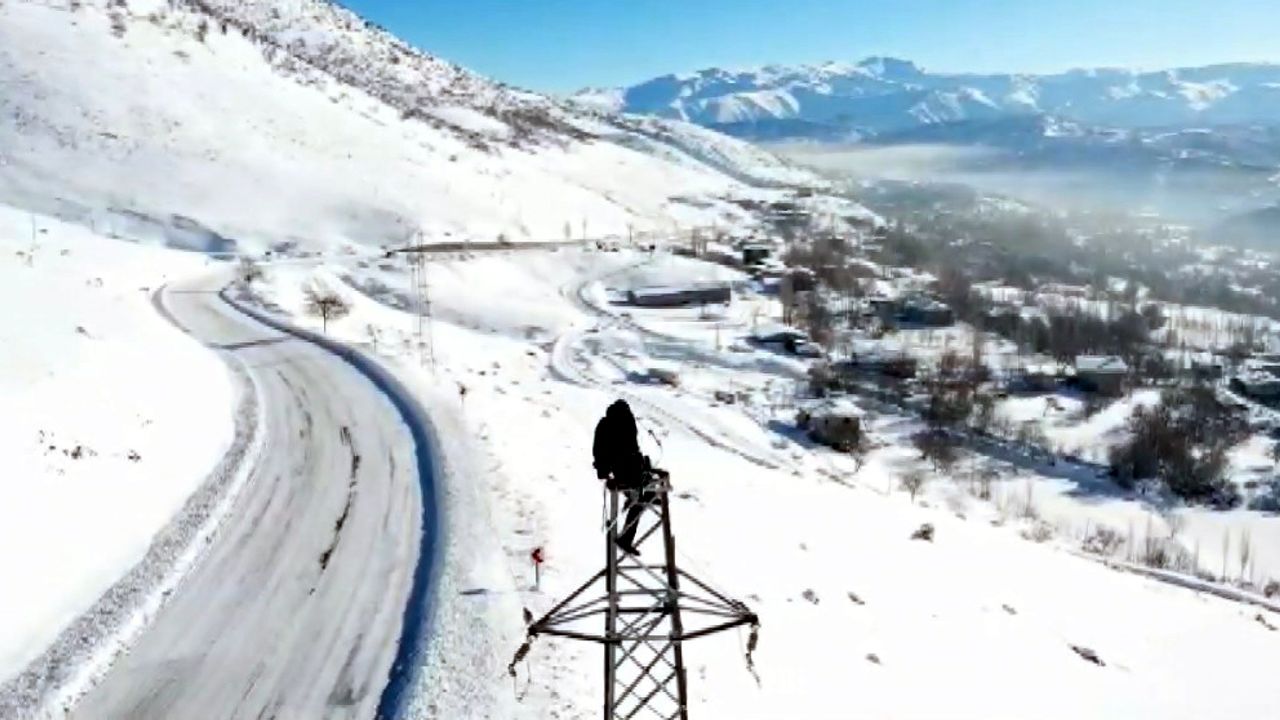 Bitlis'te yüksek gerilim hattında zorlu kış mesaisi