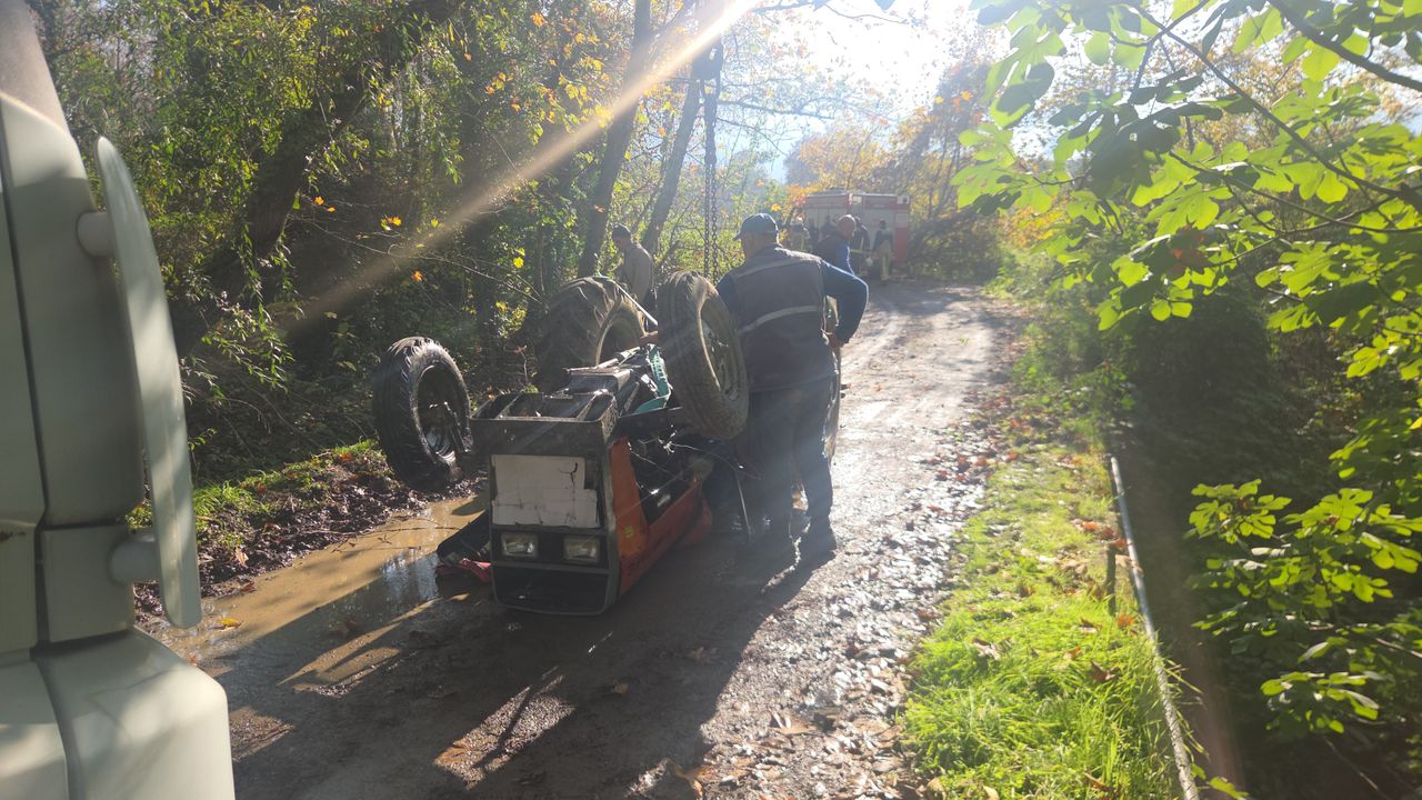 Dere yatağına yuvarlanan traktörün sürücüsü ağır yaralandı