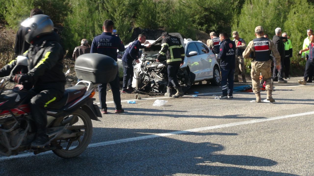 Kilis'te hafif ticari araç ile otomobil çarpıştı: 5'i ağır, 6 yaralı