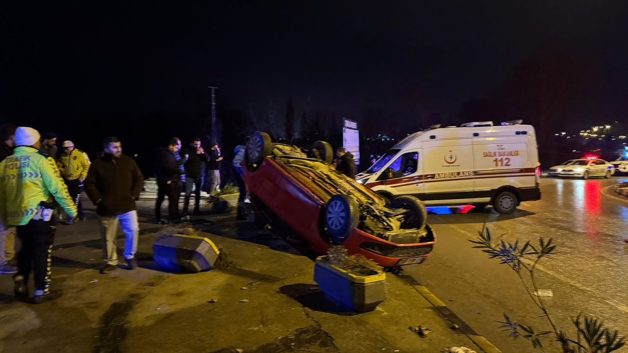 Polisten kaçan otomobilin sürücüsü, refüje çarptı; 3 yaralı