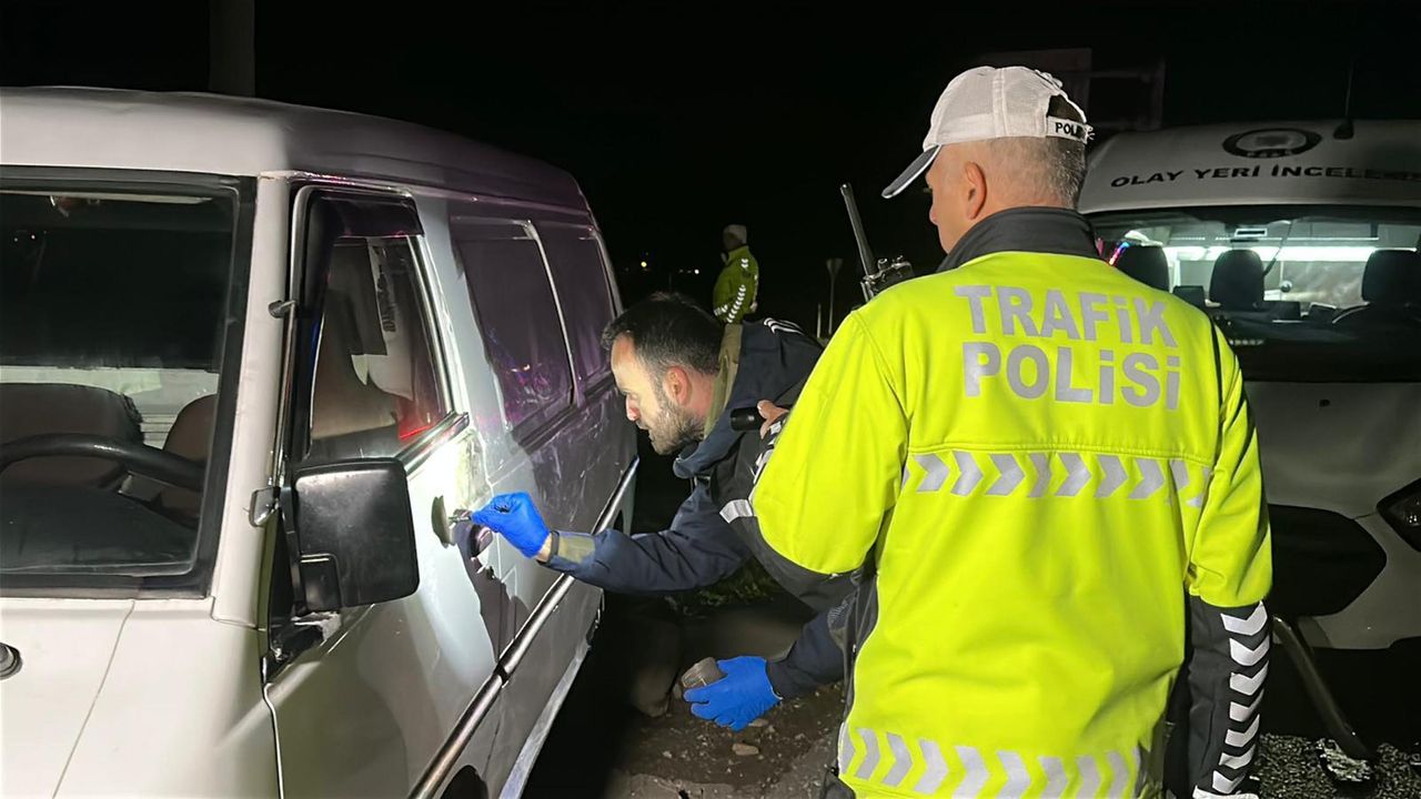 Polisten kaçarken kaza yapan minibüste 20 kaçak göçmen yakalandı