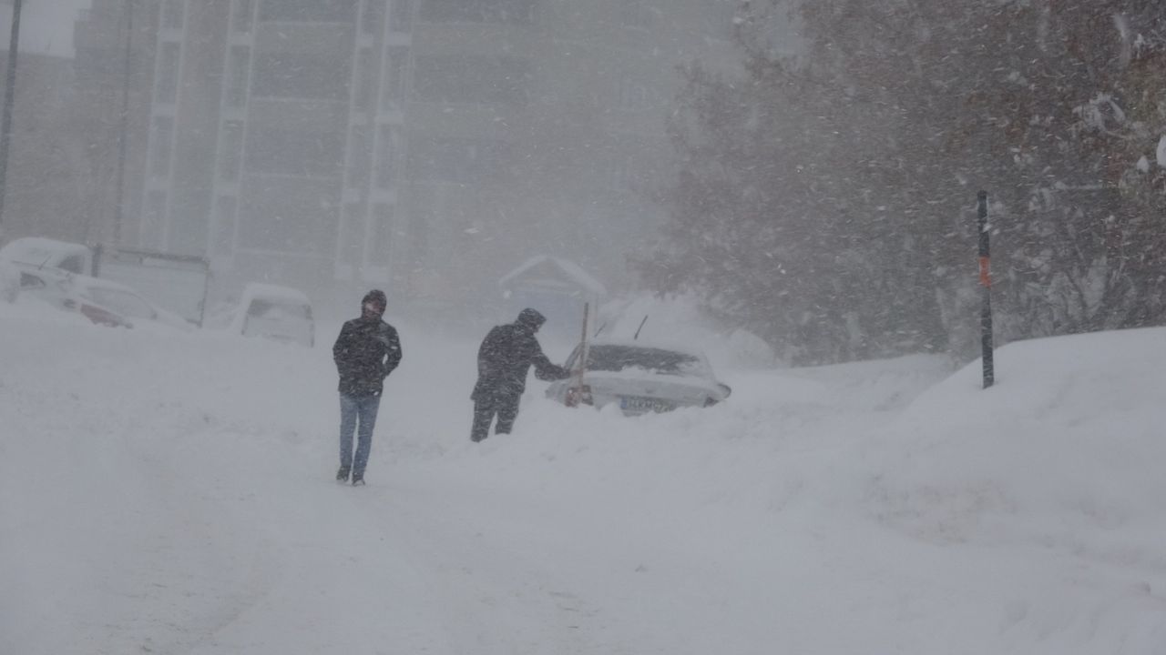 Bitlis'te kar hayatı durma noktasına getirdi (2)