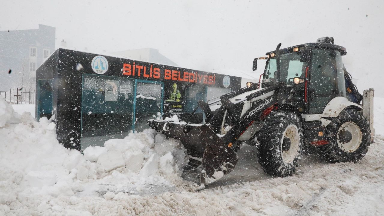 Bitlis'te kardan 51 köy yolu ulaşıma kapandı (2)