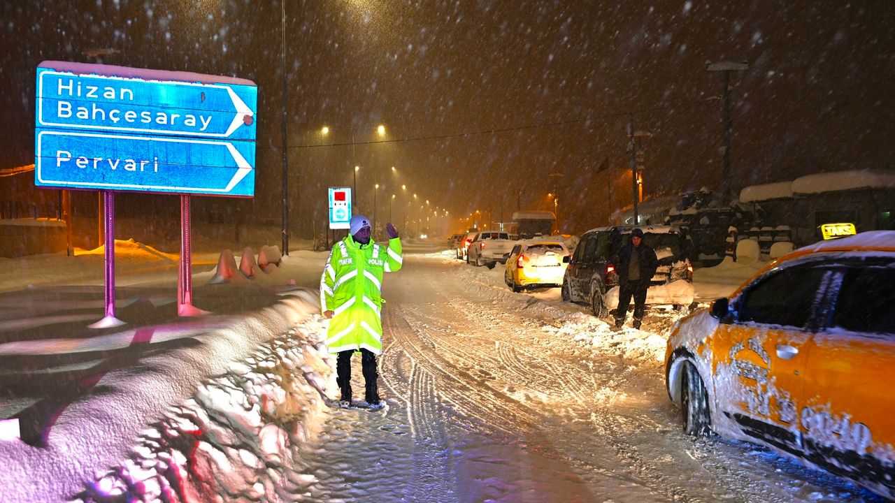 Bitlis'te seyir halindeki yakıt tankeri üzerine çığ düştü; sürücü sağ kurtarıldı