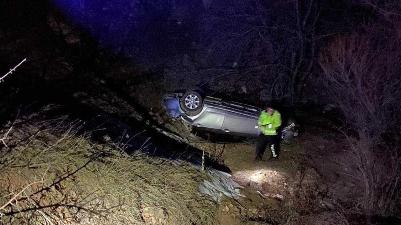 Otomobil dere yatağına devrildi; 2 yaralı