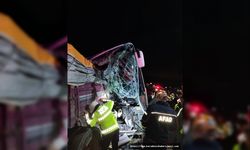 Amasya'da yolcu otobüsü, kamyona çarptı: 2 ölü, 20 yaralı