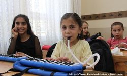 İlkokul öğretmenleri, fındık işçilerinin çocuklarına melodika ve kalimba çalmayı öğretti