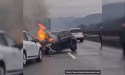 Çarpışan 2 otomobilden 1'i yandı, sürücü aracından çıkarak kurtuldu
