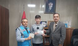 Ortaokul öğrencisi, şiir yarışmasından kazandığı para ödülünü Gazze’ye bağışladı