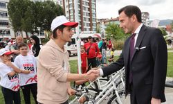 Başkan Yazıcıoğlu, başarılı gençlere bisiklet hediye etti