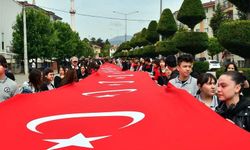 Bolu’daki 19 Mayıs kutlamalarında 105 metrelik Türk bayrağı taşındı / Ek fotoğraf