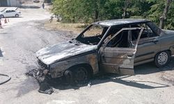 Torununu sınava getirdiği otomobili yandı