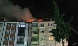 Tokat'ta apartmanın çatısı alev alev yandı