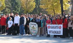 Avusturyalı gelin ve yakınları ellerinde Türk bayraklarıyla Cumhuriyet Bayramı kutlamalarına katıldı