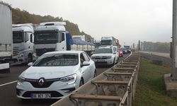 Bariyerleri aşıp karşı yöne geçen tanker, otomobille çarpıştı: 2 yaralı