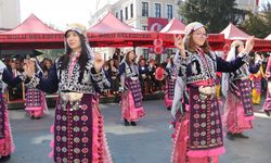 Bolu'da komandoların marşlar eşliğindeki geçişi alkış aldı