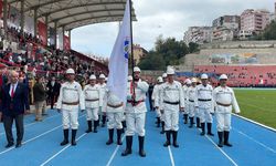 Zonguldak’taki törende madenciler, beyaz kıyafetleri ve baretleriyle yürüdü