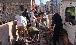 Futbolcular parke taşı döşeyerek antrenman yaptı